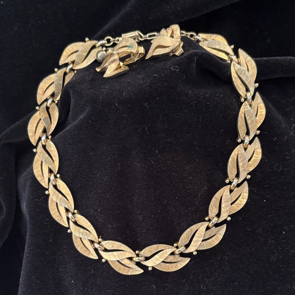 Elegant Trifari Gold Leaf Necklace with matching Earrings